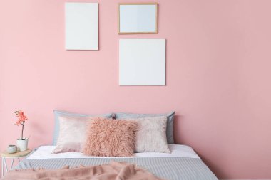 Modern şık yatak odasının içi.