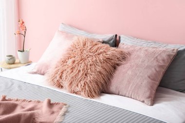 Odada büyük rahat bir yatak.