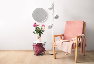 Ayna, masa ve koltuk olan şık bir oda.