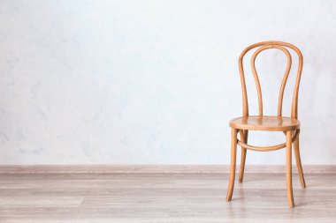 Beyaz duvarın yanında şık bir sandalye