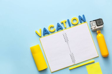 Renk arkaplanı üzerinde not defteri ve kelime Tatili içeren kompozisyon