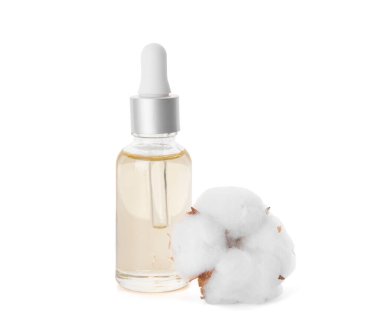 Beyaz arka planda bir şişe pamuk tohumu yağı