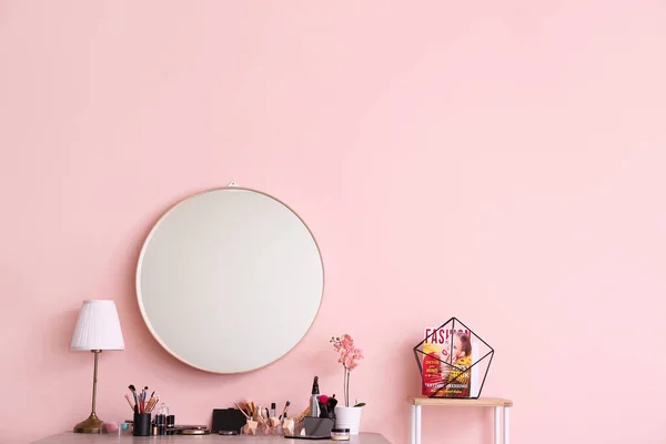 Bord Med Dekorativ Kosmetika Och Spegel Modernt Sminkrum — Stockfoto