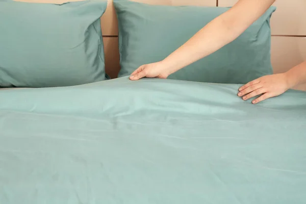 Woman Making Bed Home — Stock Photo, Image