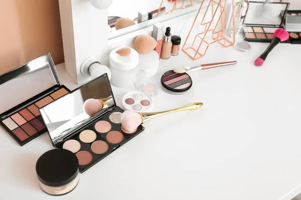 Mesa Con Cosméticos Decorativos Sala Maquillaje Moderna — Foto de Stock