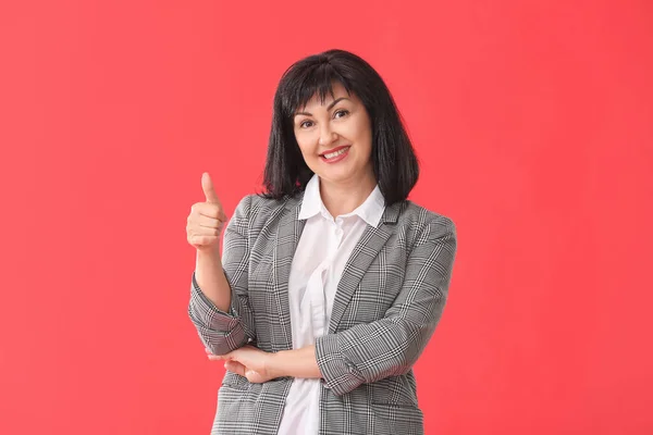 Mooie Volwassen Vrouw Tonen Duim Gebaar Kleur Achtergrond — Stockfoto