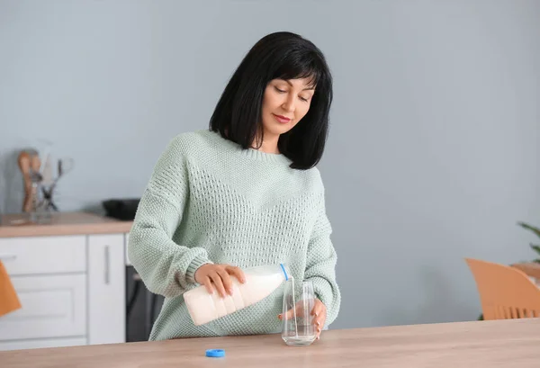 Beautiful Mature Woman Fresh Milk Kitchen — Stock Photo, Image