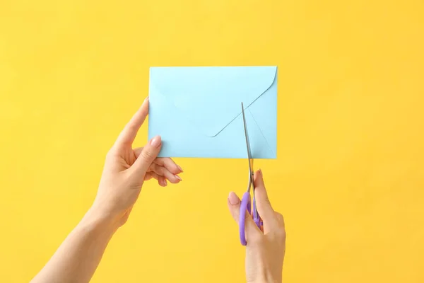 Vrouw Snijden Envelop Kleur Achtergrond — Stockfoto