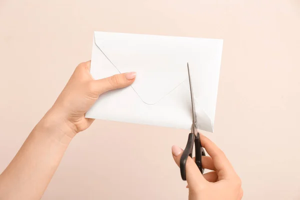 Vrouw Snijden Envelop Kleur Achtergrond — Stockfoto