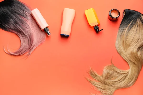 Περούκες Και Διάφορα Καλλυντικά Για Μαλλιά Στο Φόντο Χρώμα — Φωτογραφία Αρχείου