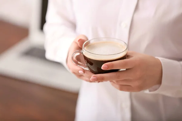 Vrouw Drinken Hete Koffie Kantoor Close — Stockfoto