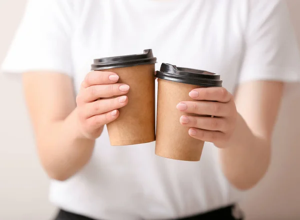 Mulher Com Copos Café Quente Close — Fotografia de Stock