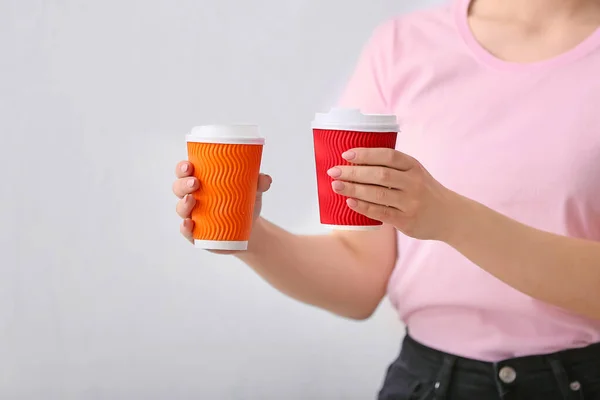 Mulher Com Xícaras Café Quente Fundo Claro Close — Fotografia de Stock