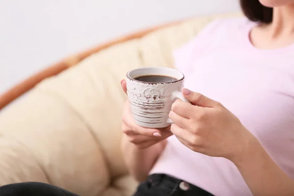 Vrouw Drinken Hete Koffie Thuis Close — Stockfoto