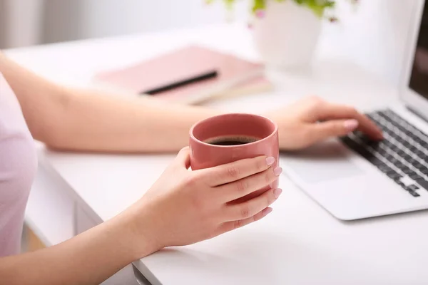 Mujer Bebiendo Café Caliente Oficina Primer Plano — Foto de Stock