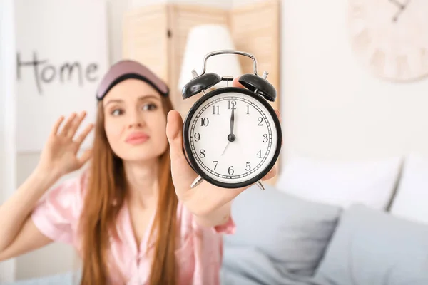 Mujer Joven Con Despertador Que Sufre Insomnio Dormitorio — Foto de Stock