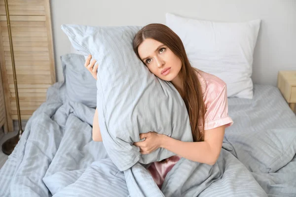 Mujer Joven Que Sufre Insomnio Dormitorio — Foto de Stock