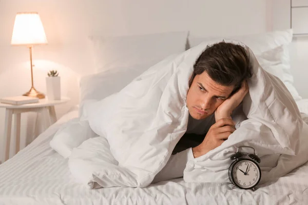 Hombre Joven Con Despertador Que Sufre Insomnio Dormitorio — Foto de Stock