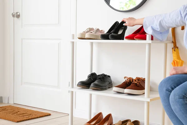 Mulher Tomando Sapatos Stand Salão — Fotografia de Stock