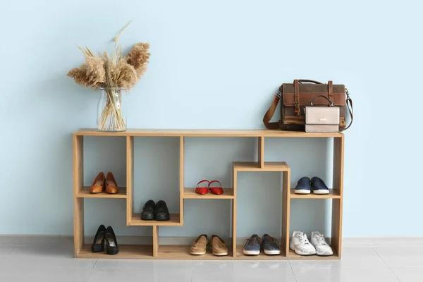 Stand Com Sapatos Elegantes Interior Salão Moderno — Fotografia de Stock
