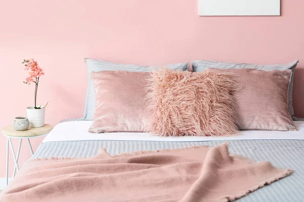 Большая Удобная Кровать Номере — стоковое фото