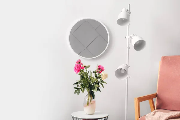 Gaya Interior Ruangan Dengan Cermin Meja Dan Kursi — Stok Foto