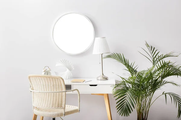 テーブルとミラー付きの客室のスタイリッシュなインテリア — ストック写真