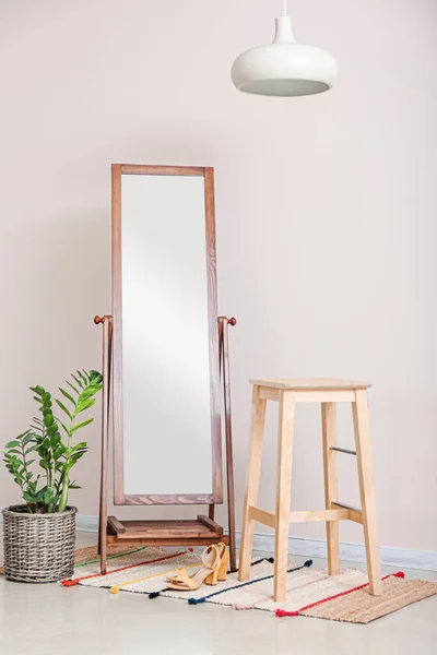 Gran Espejo Con Taburete Planta Interior Cerca Pared Luz Habitación —  Fotos de Stock