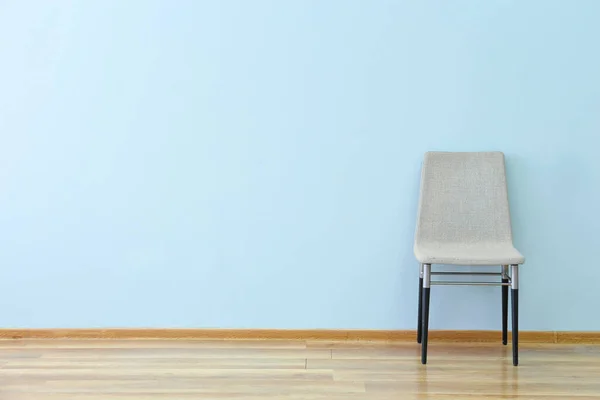 Renkli Duvarın Yanındaki Şık Sandalye — Stok fotoğraf