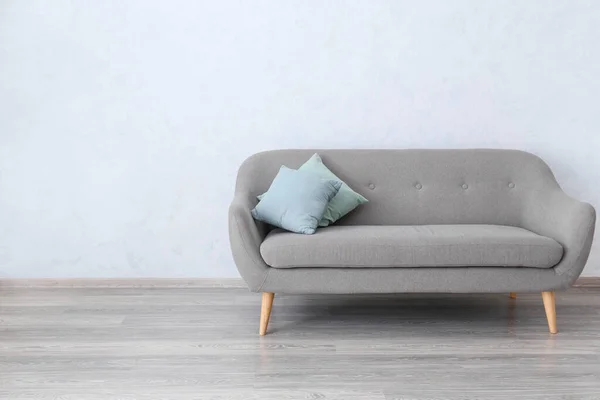 Stilvolles Sofa Nahe Weißer Wand — Stockfoto