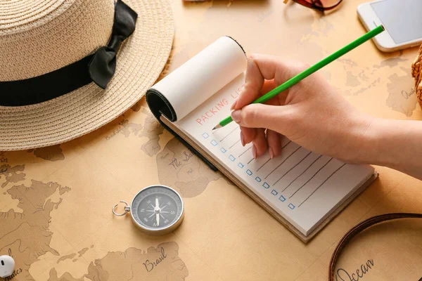 Frau Macht Checkliste Mit Dingen Die Sie Für Die Reise — Stockfoto