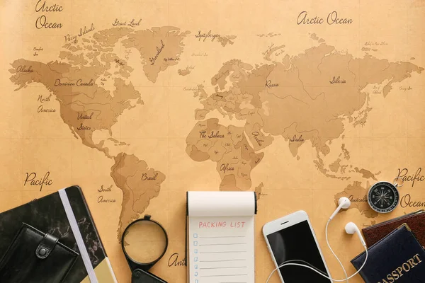 Notatnik Listą Rzeczy Spakowania Podróży Mapie Świata — Zdjęcie stockowe