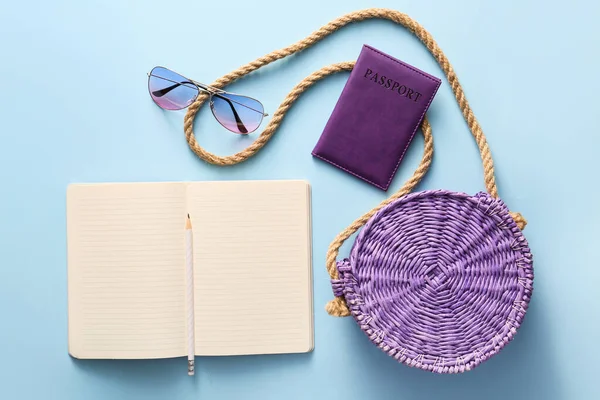 Carnet Avec Sac Passeport Lunettes Soleil Sur Fond Couleur — Photo