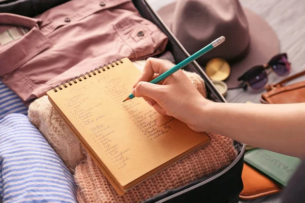 Mujer Haciendo Una Lista Cosas Para Empacar Para Viajar —  Fotos de Stock