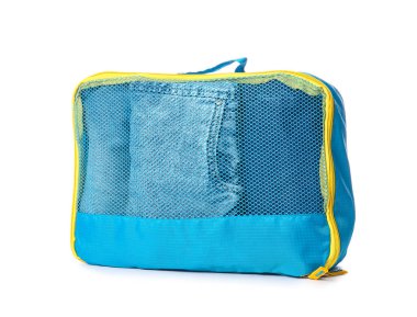 Beyaz arka planda giysileri olan seyahat organizatörü