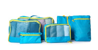 Beyaz arka planda giysileri olan seyahat organizatörleri