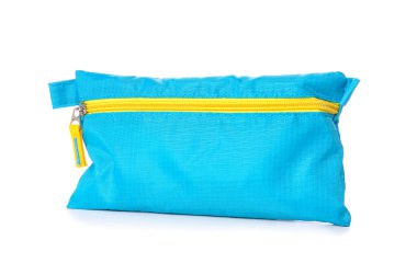 Beyaz arkaplandaki giysiler için seyahat düzenleyici