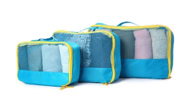 Beyaz arka planda giysileri olan seyahat organizatörleri