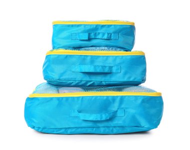 Beyaz arkaplandaki eşyalar için seyahat düzenleyicileri