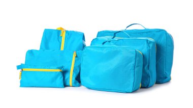 Beyaz arkaplandaki eşyalar için seyahat düzenleyicileri