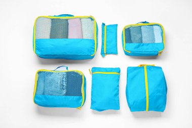 Beyaz arka planda giysileri olan seyahat organizatörleri