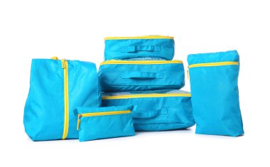 Beyaz arkaplandaki eşyalar için seyahat düzenleyicileri