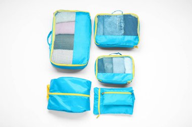 Beyaz arka planda giysileri olan seyahat organizatörleri