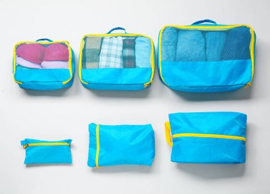 Beyaz arkaplandaki eşyalar için seyahat düzenleyicileri