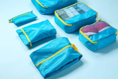 Renk arkaplanındaki eşyalar için seyahat düzenleyicileri