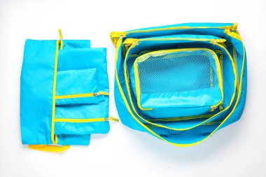 Beyaz arkaplandaki eşyalar için seyahat düzenleyicileri