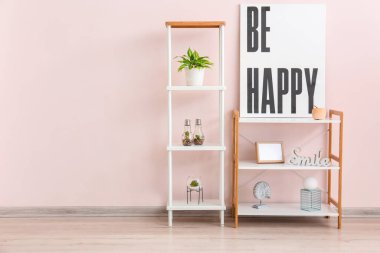 Renkli duvarın yanında dekorlu raflar