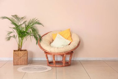 Renkli duvarın yanındaki çiçekli Koltuk