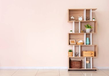 Odasında renk duvarı olan ahşap askı.