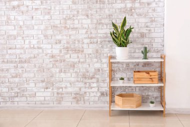 Odadaki tuğla duvarın yanındaki çiçeklerle doldur.